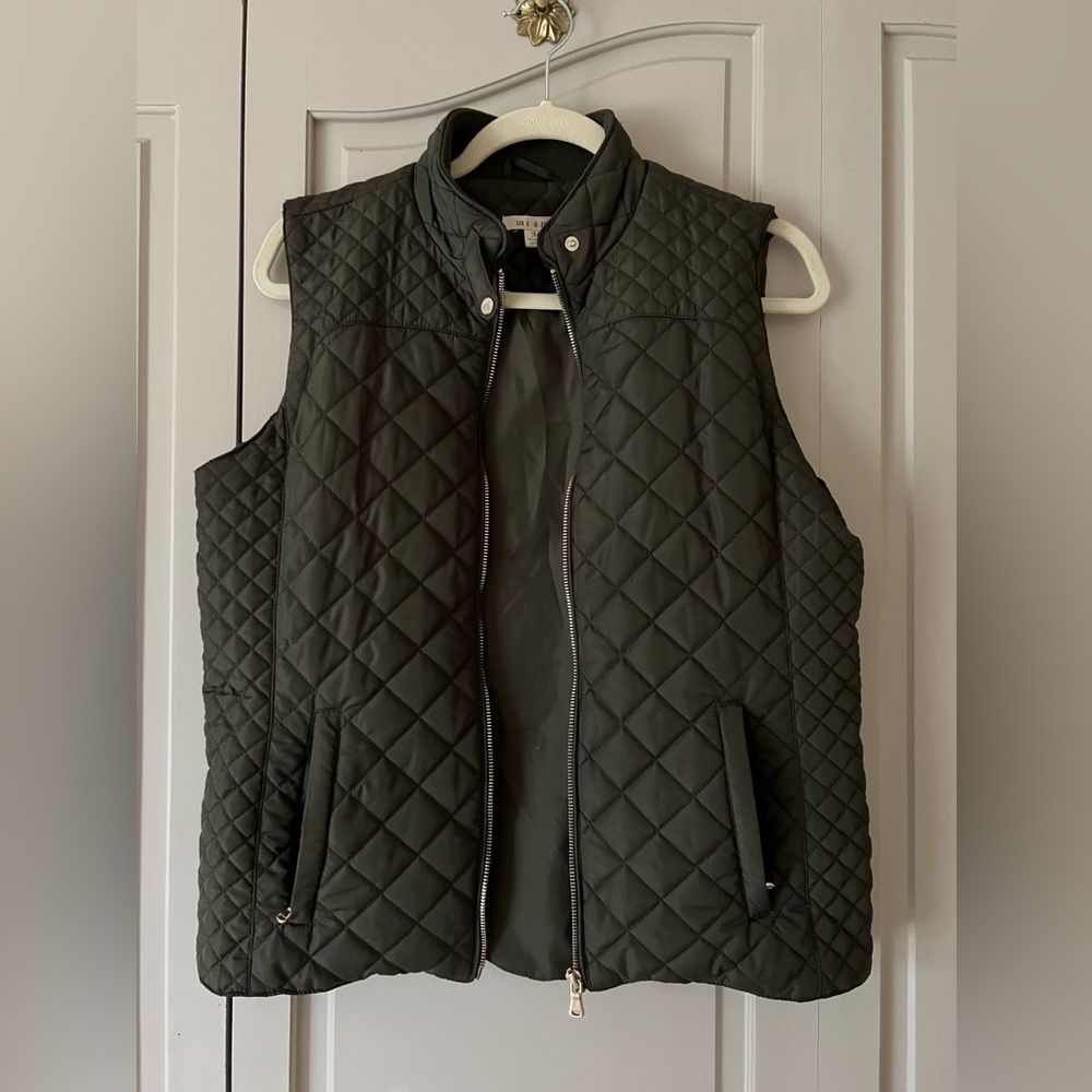 Women’s Medium dark green quilted vest with gold brass (zipper, snaps)